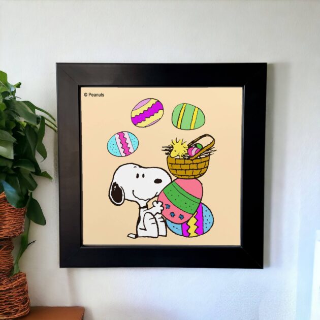 Azulejo decorativo do Snoopy e Woodstock com ovos de coloridos com fundo laranja claro