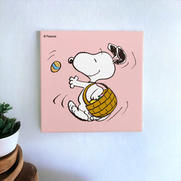 Azulejo decorativo do Snoopy carregando uma cesta distribuindo ovos de Páscoa com fundo rosa