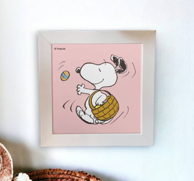 Azulejo decorativo do Snoopy carregando uma cesta distribuindo ovos de Páscoa com fundo rosa