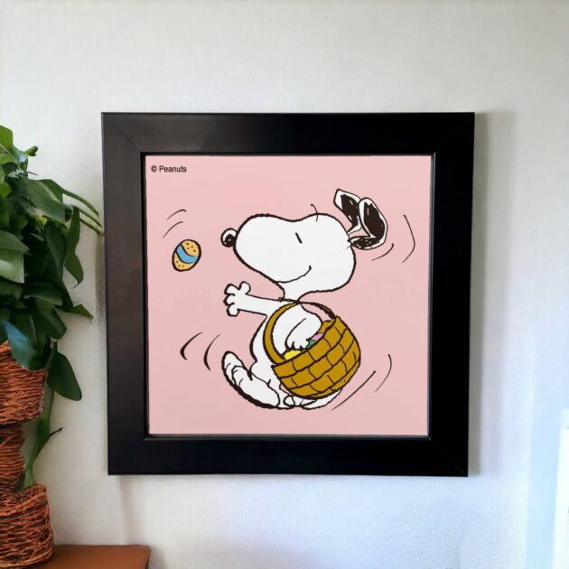 Azulejo decorativo do Snoopy carregando uma cesta distribuindo ovos de Páscoa com fundo rosa