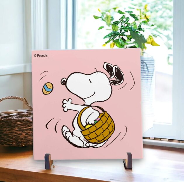 Azulejo decorativo do Snoopy carregando uma cesta distribuindo ovos de Páscoa com fundo rosa