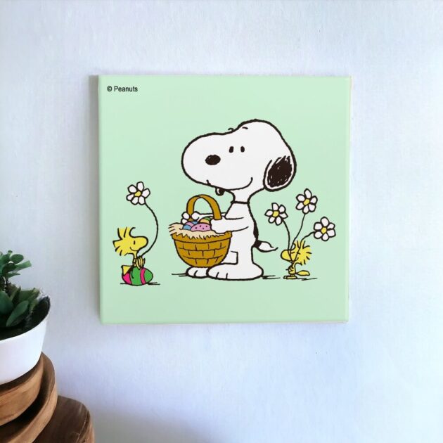 Azulejo decorativo do Snoopy segurando uma cesta com o Woodstock com o fundo verde claro