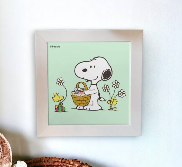 Azulejo decorativo do Snoopy segurando uma cesta com o Woodstock com o fundo verde claro