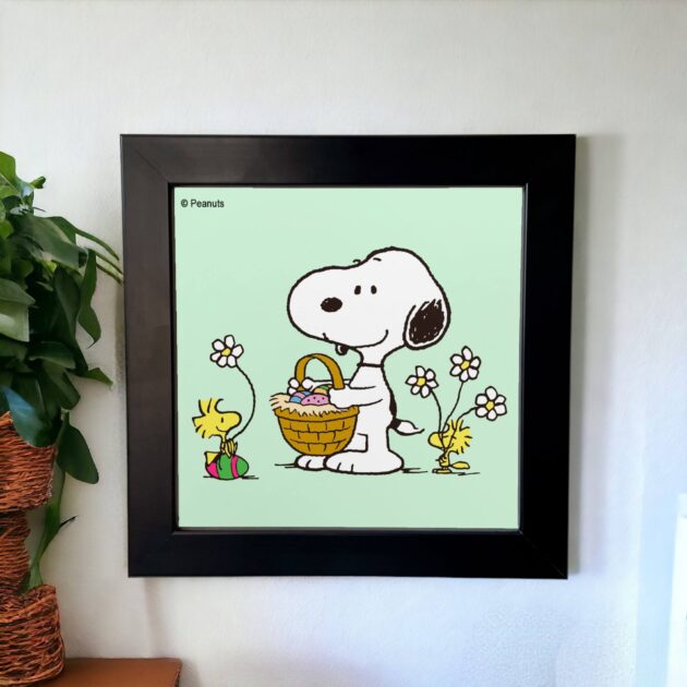 Azulejo decorativo do Snoopy segurando uma cesta com o Woodstock com o fundo verde claroAzulejo decorativo do Snoopy segurando uma cesta com o Woodstock com o fundo verde claro