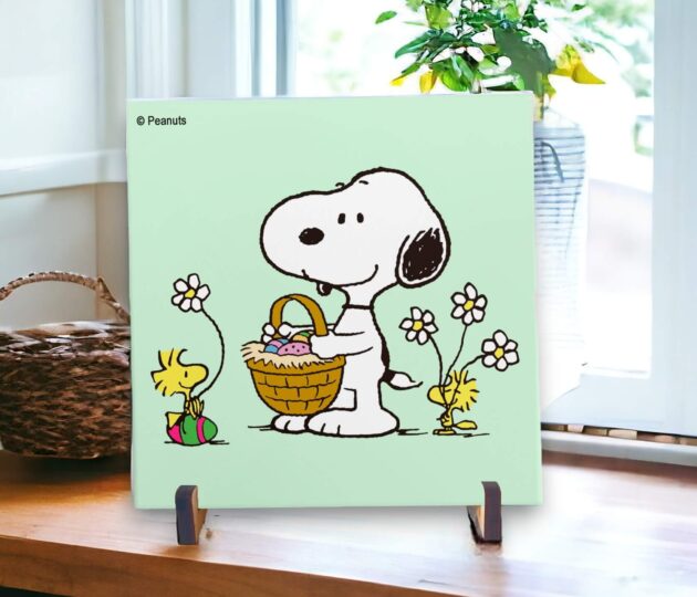 Azulejo decorativo do Snoopy segurando uma cesta com o Woodstock com o fundo verde claro