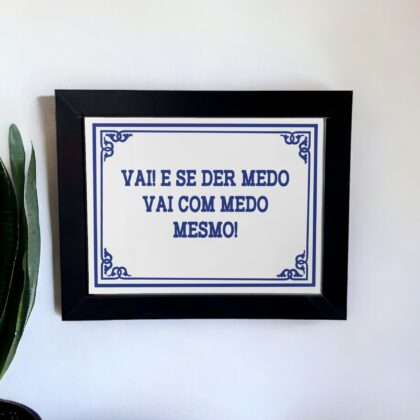 Azulejo decorativo para cozinha com a frase Vai e se der medo vai com medo mesmo - Coleção Portugal Azulejo Português