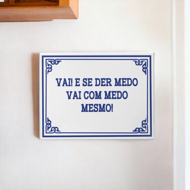 Azulejo decorativo para cozinha com a frase Vai e se der medo vai com medo mesmo - Coleção Portugal Azulejo Português