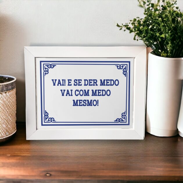 Azulejo decorativo para cozinha com a frase Vai e se der medo vai com medo mesmo - Coleção Portugal Azulejo Português