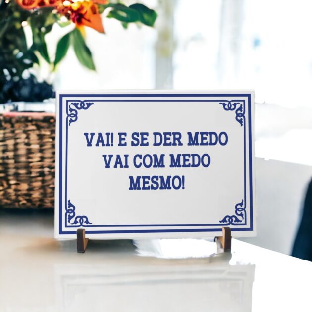 Azulejo decorativo para cozinha com a frase Vai e se der medo vai com medo mesmo - Coleção Portugal Azulejo Português