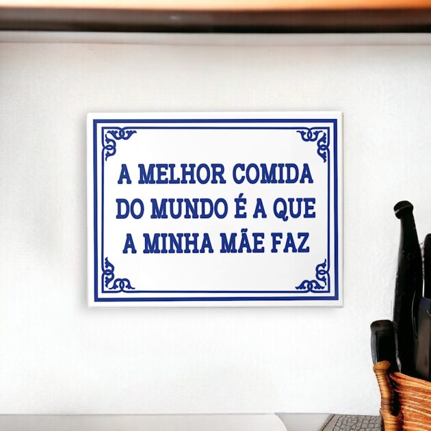 Azulejo decorativo para cozinha com a frase A melhor comida do mundo é a que a minha mãe faz  - Coleção Portugal Azulejo Português