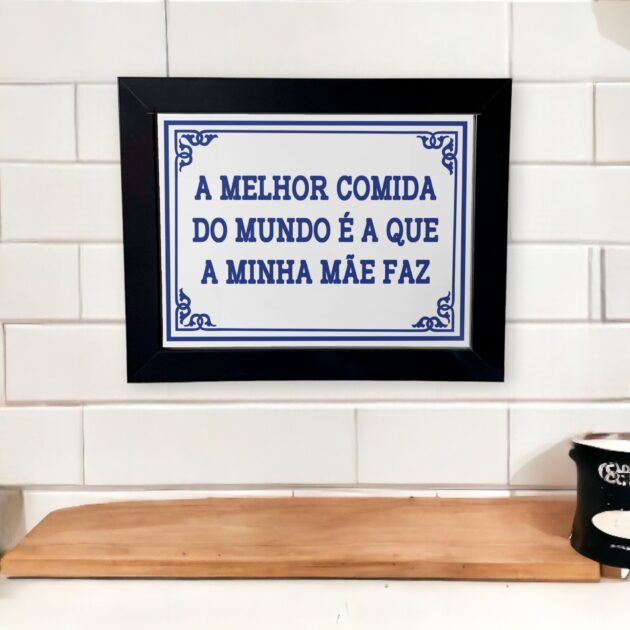 Azulejo decorativo para cozinha com a frase A melhor comida do mundo é a que a minha mãe faz  - Coleção Portugal Azulejo Português