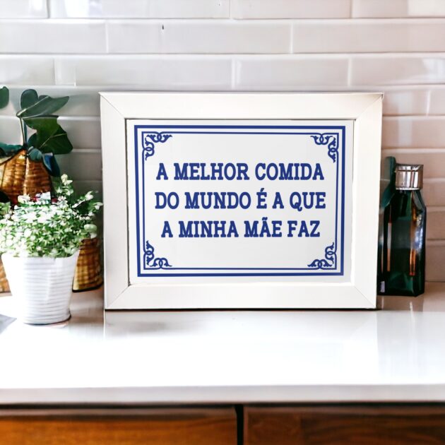 Azulejo decorativo para cozinha com a frase A melhor comida do mundo é a que a minha mãe faz  - Coleção Portugal Azulejo Português