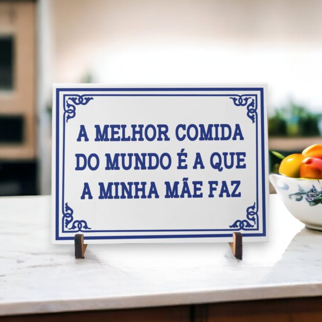 Azulejo decorativo para cozinha com a frase A melhor comida do mundo é a que a minha mãe faz  - Coleção Portugal Azulejo Português