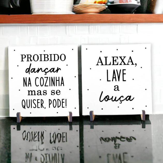 Conjunto de dois azulejos decorativos com as frase Proibido dançar na cozinha, mas se quiser pode e Alexa, lave a louçaConjunto de dois azulejos decorativos com as frase Proibido dançar na cozinha, mas se quiser pode e Alexa, lave a louça