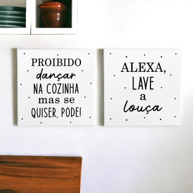 Conjunto de dois azulejos decorativos com as frase Proibido dançar na cozinha, mas se quiser pode e Alexa, lave a louça