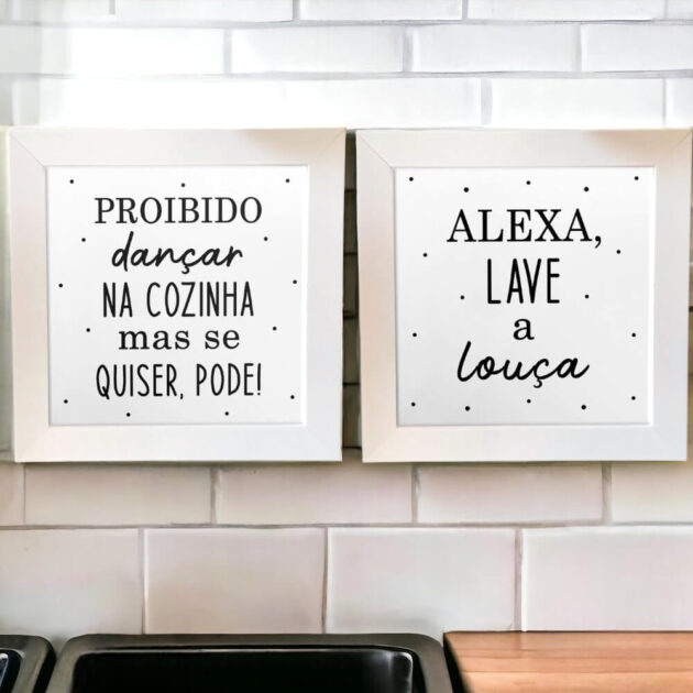 Conjunto de dois azulejos decorativos com as frase Proibido dançar na cozinha, mas se quiser pode e Alexa, lave a louça