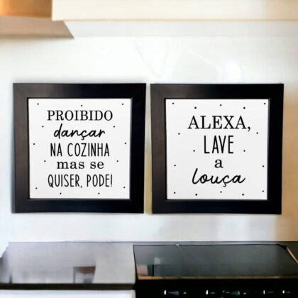 Conjunto de dois azulejos decorativos com as frase Proibido dançar na cozinha, mas se quiser pode e Alexa, lave a louça