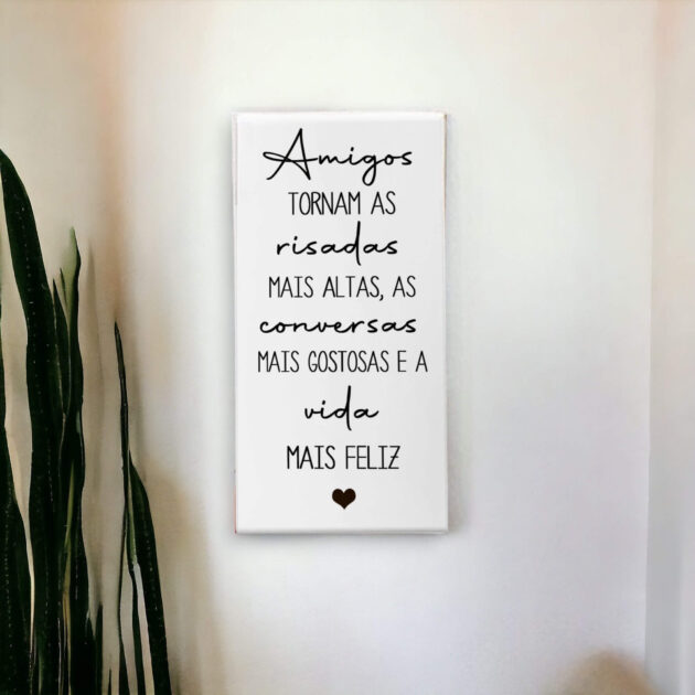 Azulejo decorativo com a frase Amigos tornam as risadas mais altas, as conversas mais gostosas e a vida mais feliz