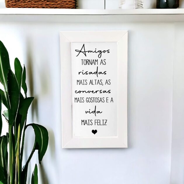 Azulejo decorativo com a frase Amigos tornam as risadas mais altas, as conversas mais gostosas e a vida mais feliz