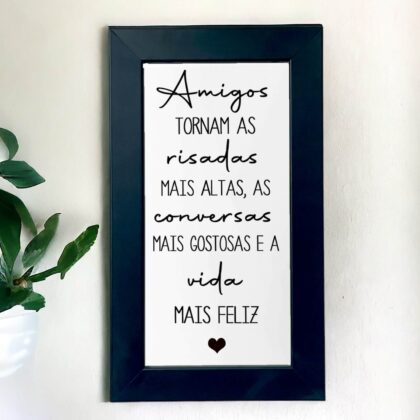 Azulejo decorativo com a frase Amigos tornam as risadas mais altas, as conversas mais gostosas e a vida mais feliz