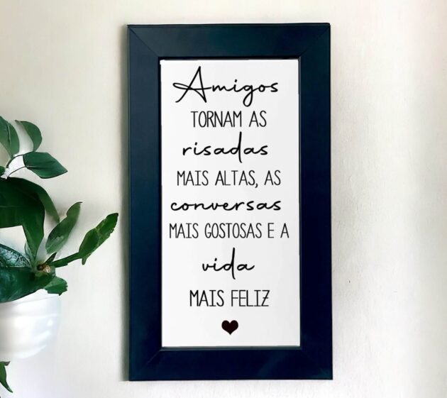 Azulejo decorativo com a frase Amigos tornam as risadas mais altas, as conversas mais gostosas e a vida mais feliz