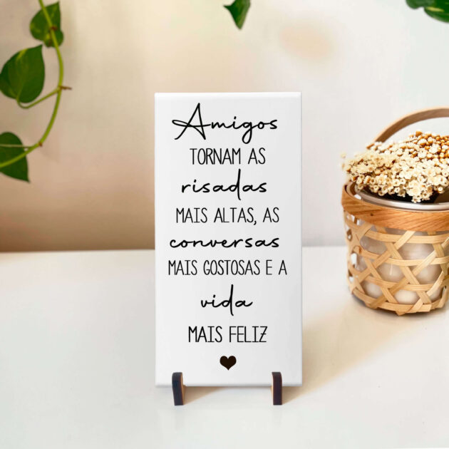 Azulejo decorativo com a frase Amigos tornam as risadas mais altas, as conversas mais gostosas e a vida mais feliz