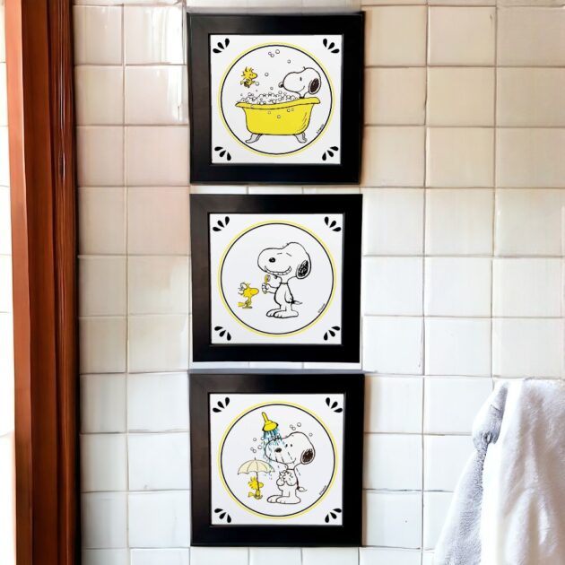 Conjunto de três azulejos decorativos do Snoopy para o banheiro do Snoopy na banheira, Snoopy escovando os dentes e Snoopy no chuveiro