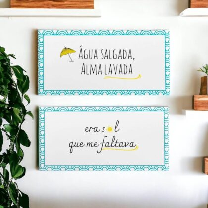 Conjunto de dois azulejos decorativos com as frases Água salgada, alma lavada e Era Sol que me faltava - Coleção Encantos do Oceano