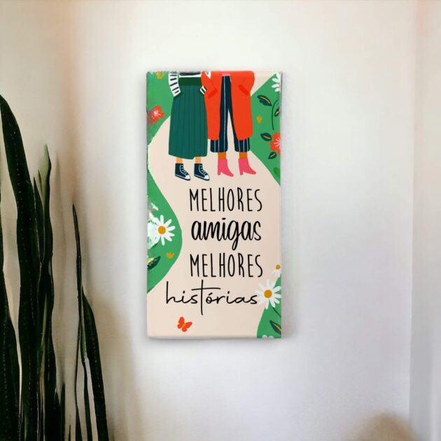 Azulejo decorativo com a frase Melhores amigas, melhores histórias