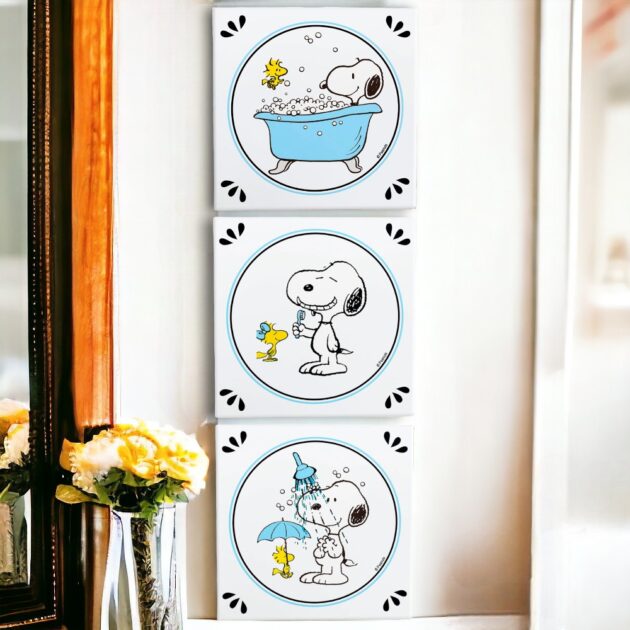 Conjunto de três azulejos decorativos do Snoopy para o banheiro do Snoopy na banheira, Snoopy escovando os dentes e Snoopy no chuveiro