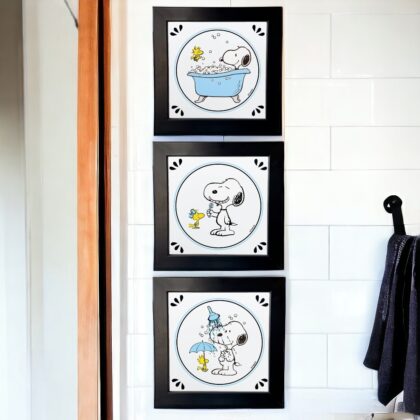 Conjunto de três azulejos decorativos do Snoopy para o banheiro do Snoopy na banheira, Snoopy escovando os dentes e Snoopy no chuveiro