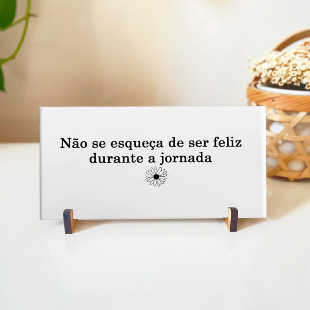 Azulejo decorativo com a frase Não se esqueça de ser feliz durante a jornada