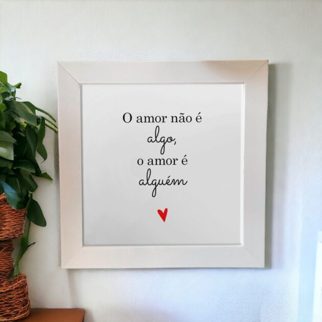 Azulejo decorativo para o dia dos namorados com a frase O amor não é algo, o amor é alguém