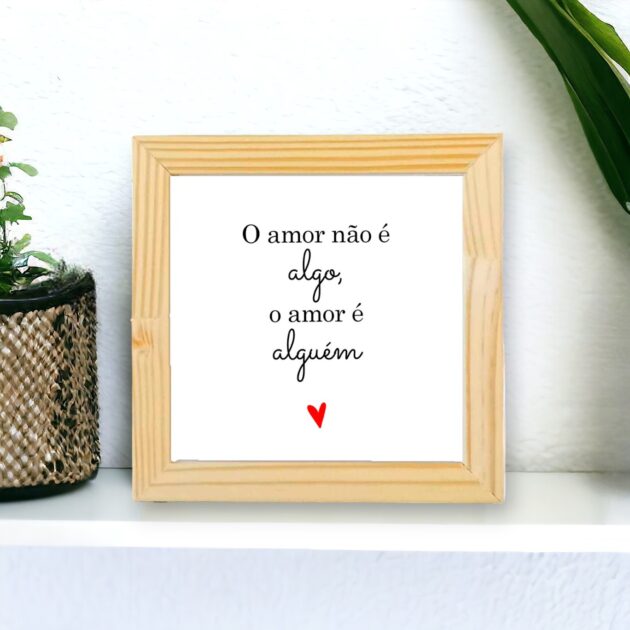 Azulejo decorativo para o dia dos namorados com a frase O amor não é algo, o amor é alguém