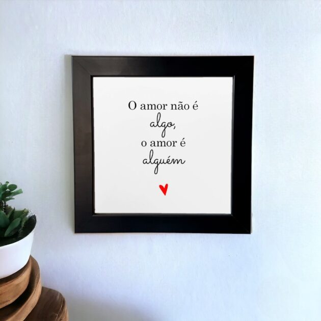 Azulejo decorativo para o dia dos namorados com a frase O amor não é algo, o amor é alguém