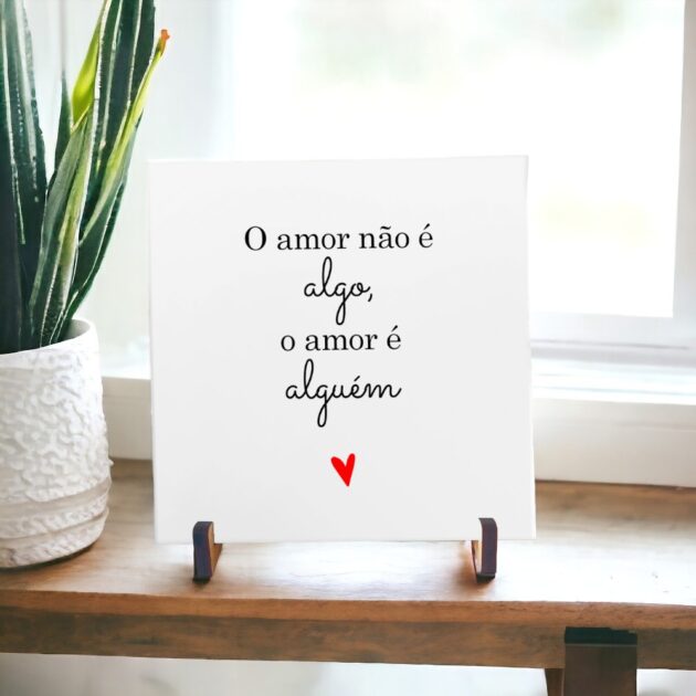 Azulejo decorativo para o dia dos namorados com a frase O amor não é algo, o amor é alguém