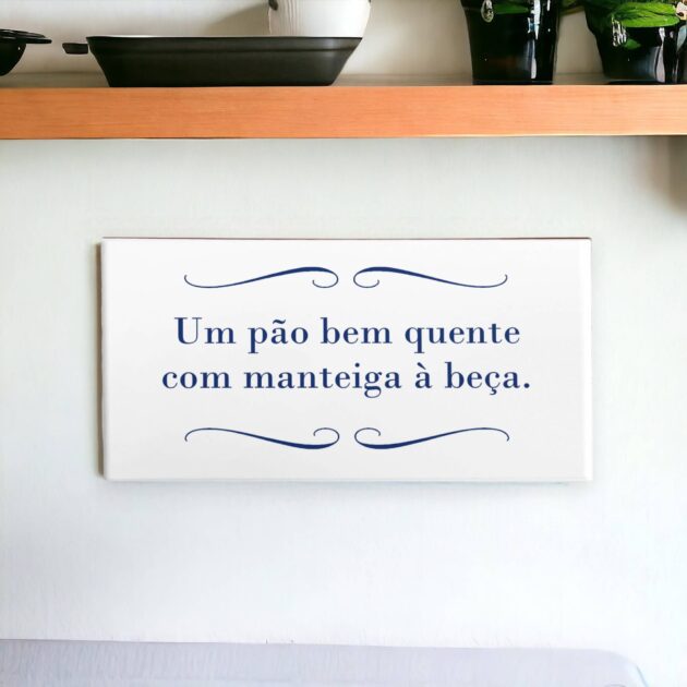 Azulejo decorativo para cozinha com a frase Um pão bem quente com manteiga à beça