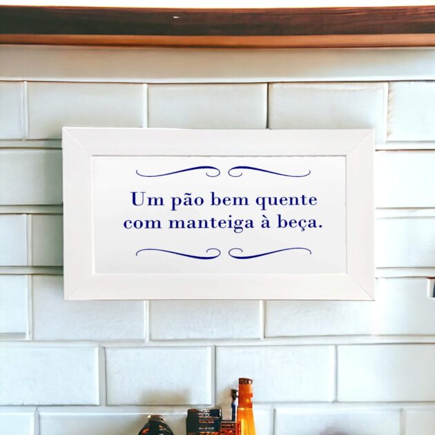 Azulejo decorativo para cozinha com a frase Um pão bem quente com manteiga à beça