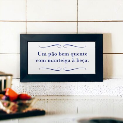 Azulejo decorativo para cozinha com a frase Um pão bem quente com manteiga à beça