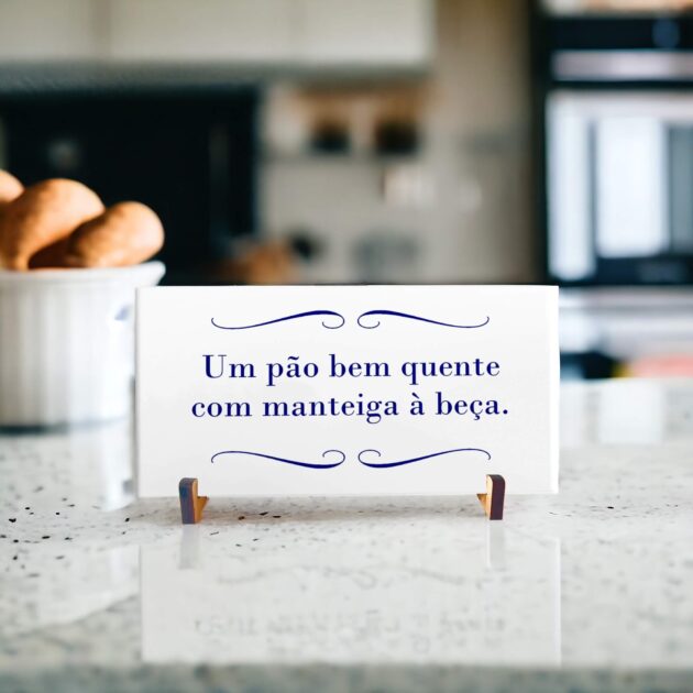 Azulejo decorativo para cozinha com a frase Um pão bem quente com manteiga à beça