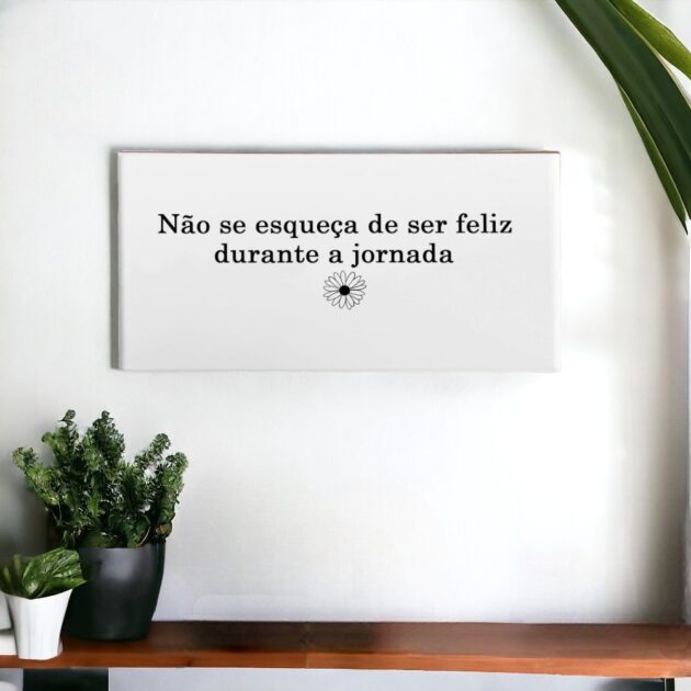 Azulejo decorativo com a frase Não se esqueça de ser feliz durante a jornada