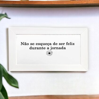 Azulejo decorativo com a frase Não se esqueça de ser feliz durante a jornada