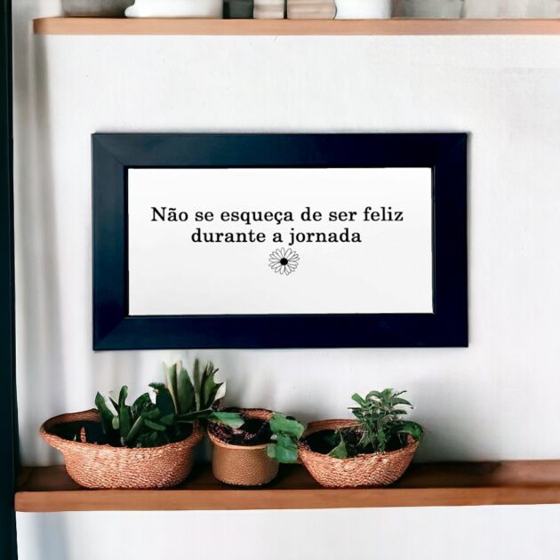 Azulejo decorativo com a frase Não se esqueça de ser feliz durante a jornada