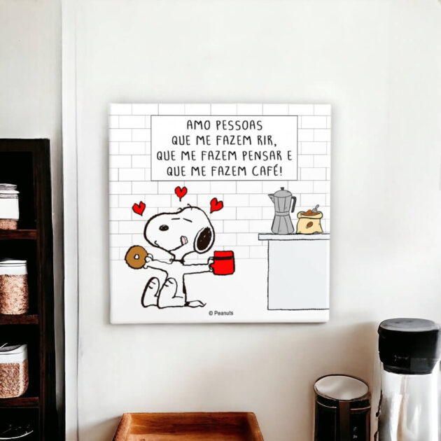 Azulejo decorativo do Snoopy para o cantinho do café com a frase Amo pessoas que me fazem rir, que me fazem pensar e que me fazem café