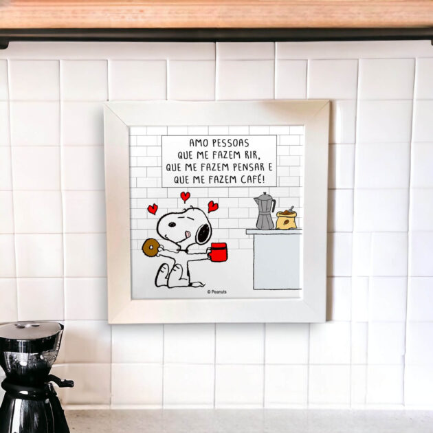 Azulejo decorativo do Snoopy para o cantinho do café com a frase Amo pessoas que me fazem rir, que me fazem pensar e que me fazem café