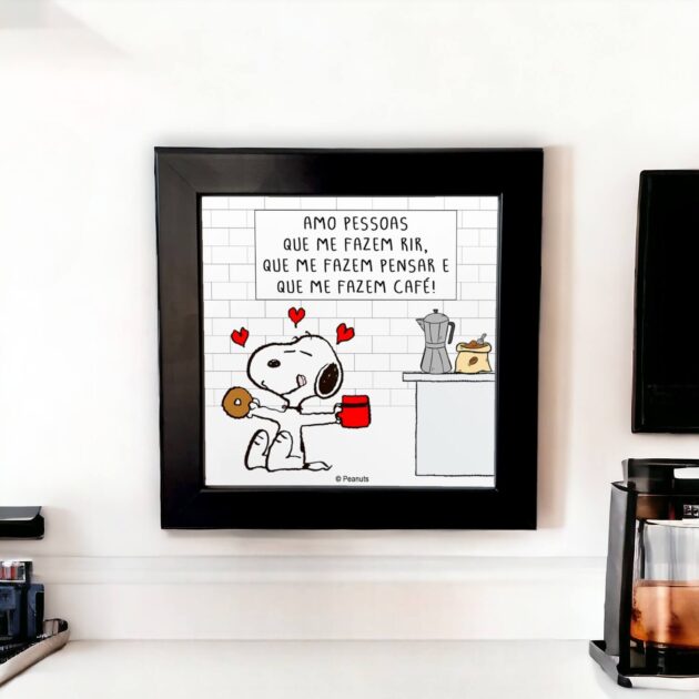 Azulejo decorativo do Snoopy para o cantinho do café com a frase Amo pessoas que me fazem rir, que me fazem pensar e que me fazem café