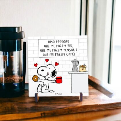 Azulejo decorativo do Snoopy para o cantinho do café com a frase Amo pessoas que me fazem rir, que me fazem pensar e que me fazem café