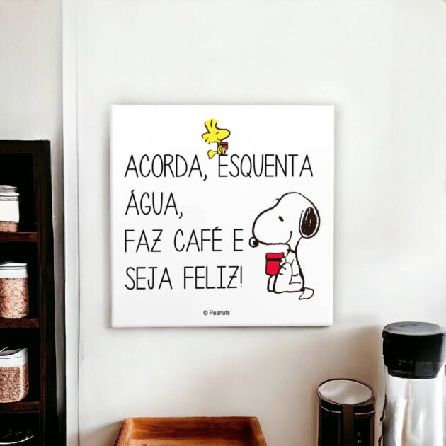 Azulejo decorativo do Snoopy para o cantinho do café com a frase Acorda, esquenta água, faz café e seja feliz