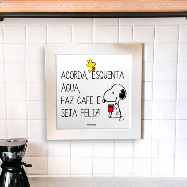 Azulejo decorativo do Snoopy para o cantinho do café com a frase Acorda, esquenta água, faz café e seja feliz