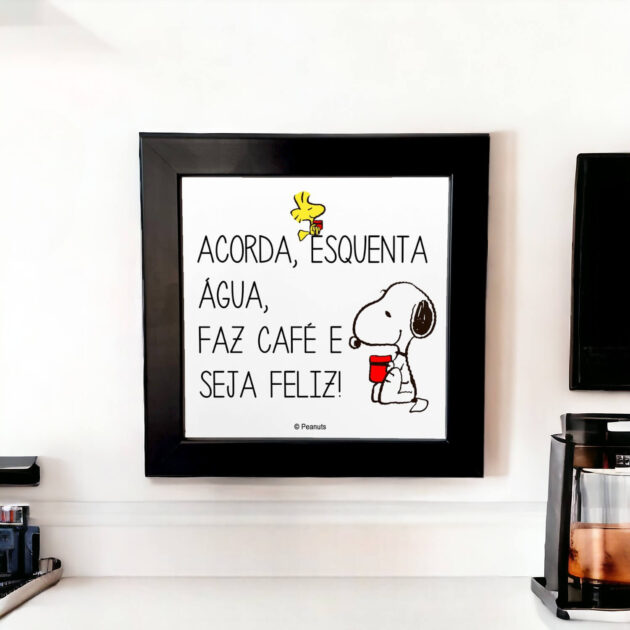 Azulejo decorativo do Snoopy para o cantinho do café com a frase Acorda, esquenta água, faz café e seja feliz